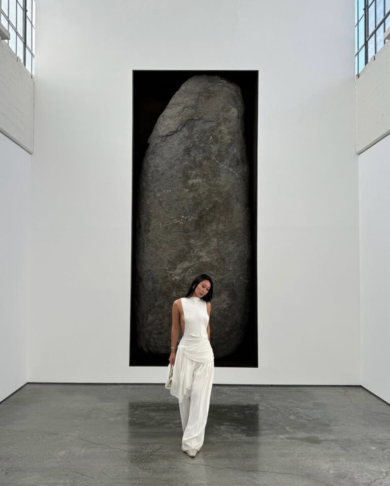 The Gallery-Day Uniform of Column Dresses and Clean Shoes — NYC Style Journal